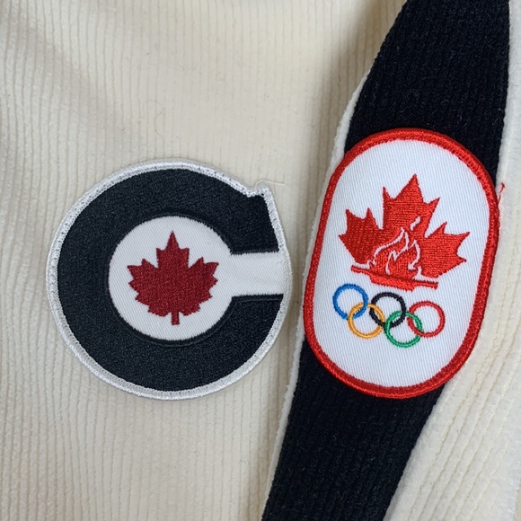 Hudson’s Bay Co. Olympic Canada 2010 Vancouver Boys 10/12 Pull Over Sweater - Picture 3 of 9